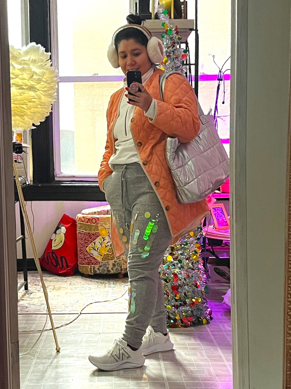 「sparkles、sweatpants、zipper、quilted jacket、comfychic」｜「J.CREWのアイテム（その他アウター、オレンジ系）」を使った、chrisara1さん（レディース・157cm）の冬コーディネートの1枚目の写真