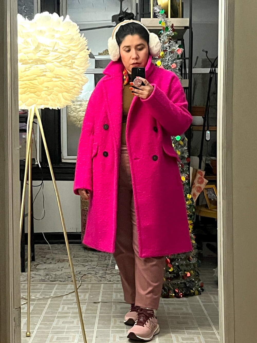 「colorful、printshirt、comfychic、fuchsia」｜「STEVE MADDENのアイテム（その他アウター、ピンク系）」を使った、chrisara1さん（レディース・157cm）の冬コーディネートの1枚目の写真