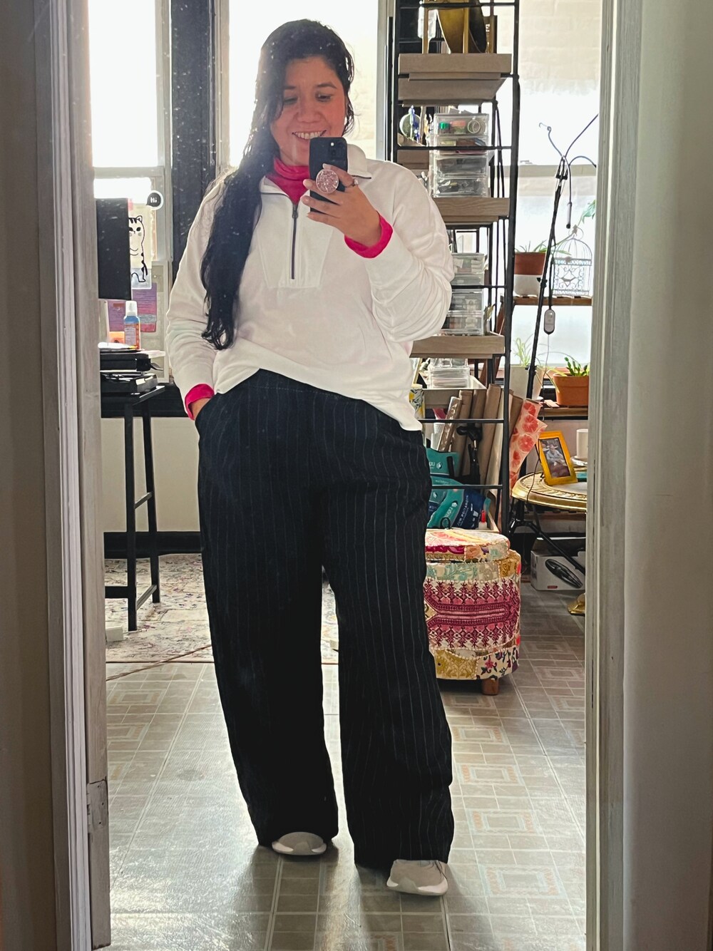 「pinstripes、office style、turtleneck、relaxed look、trousers」｜「J.CREWのアイテム（Tシャツ/カットソー、ホワイト系）」を使った、chrisara1さん（レディース・157cm）の秋コーディネートの1枚目の写真