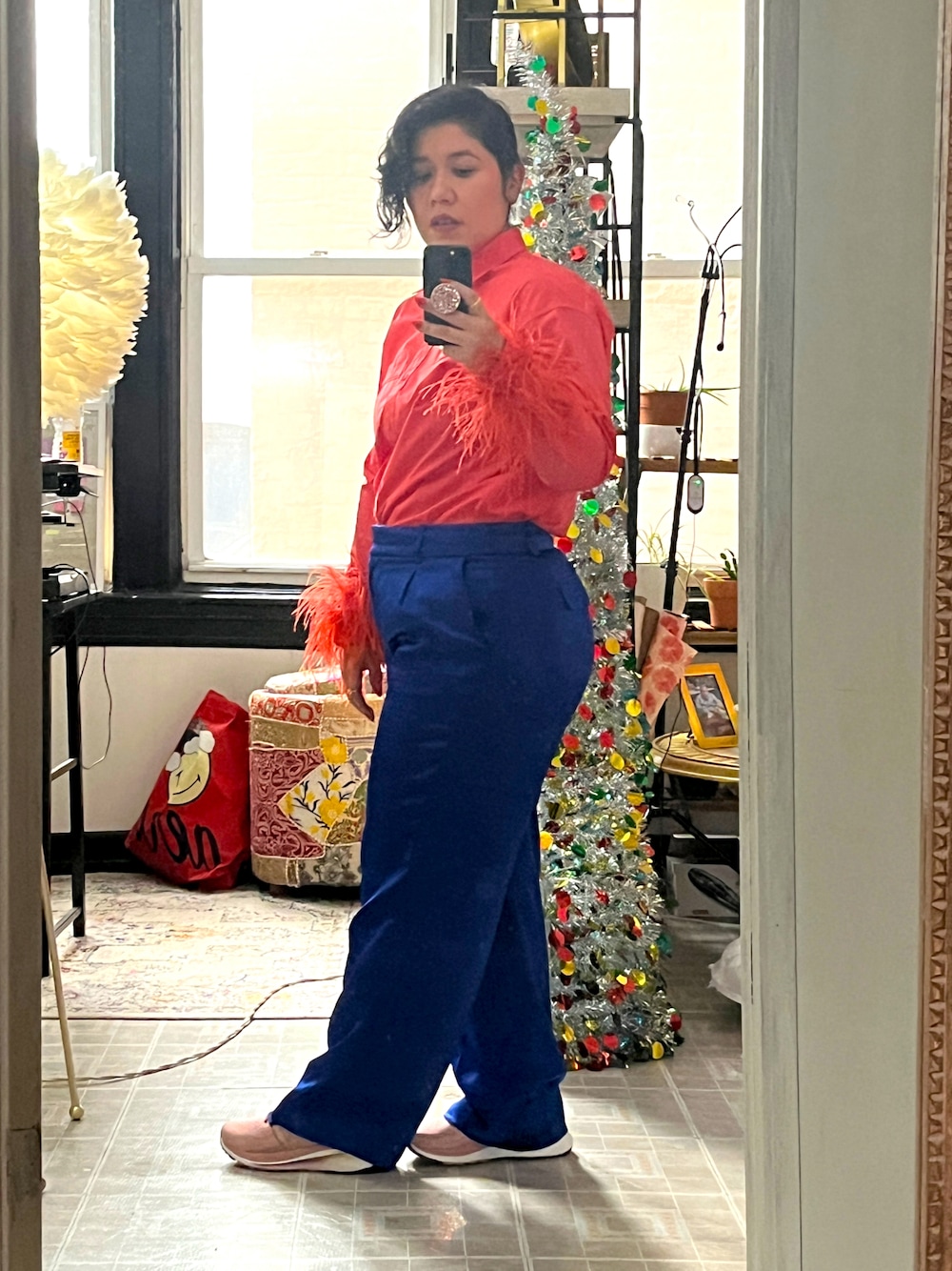 「Feathers、buttondown、satinpants、holiday、bright colors」｜「J.CREWのアイテム（スラックス、ブルー系）」を使った、chrisara1さん（レディース・157cm）の冬コーディネートの1枚目の写真