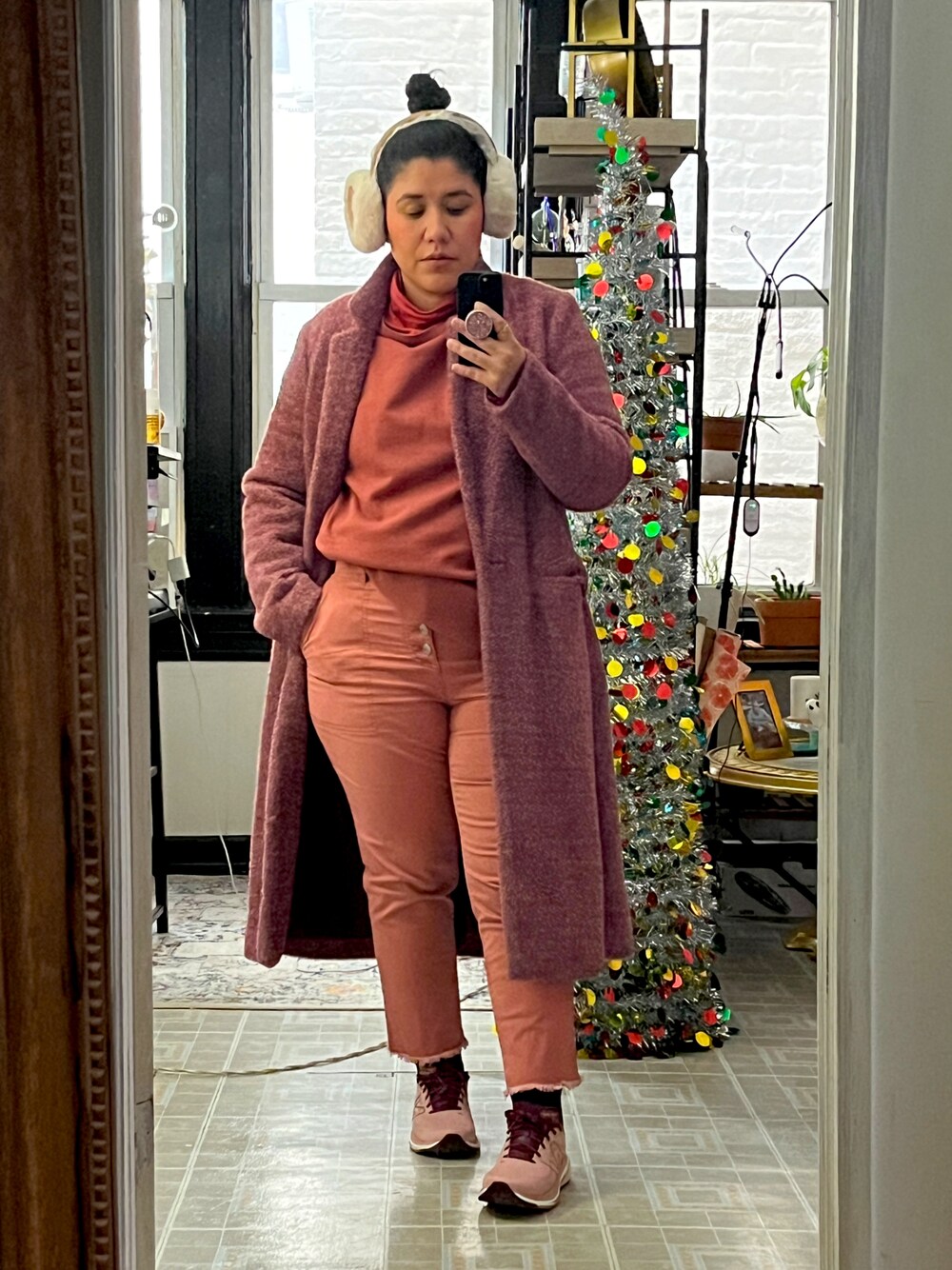 「monotone、cozystyle、clay、comfychic」｜「tjmaxxのアイテム（スウェット、ピンク系）」を使った、chrisara1さん（レディース・157cm）の冬コーディネートの1枚目の写真