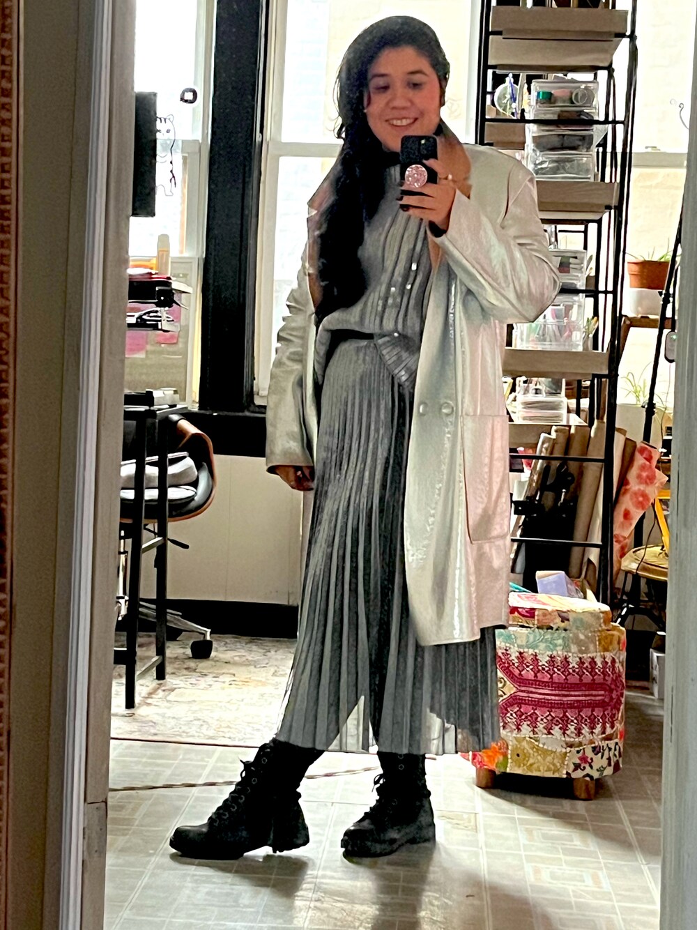 「silver、silver coat、pleated skirt、sequins」｜「PINKOのアイテム（ノーカラージャケット、シルバー系）」を使った、chrisara1さん（レディース・157cm）の秋コーディネートの1枚目の写真
