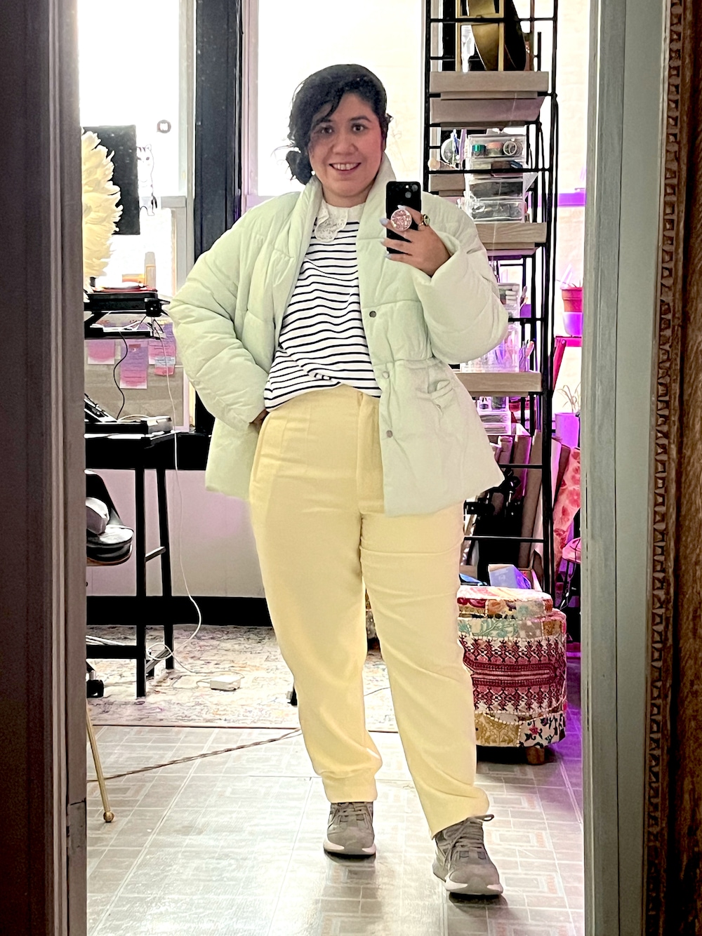 「office style、puffercoat、pastels、striped shirt」｜「ZARAのアイテム（その他パンツ、イエロー系）」を使った、chrisara1さん（レディース・157cm）の秋コーディネートの1枚目の写真