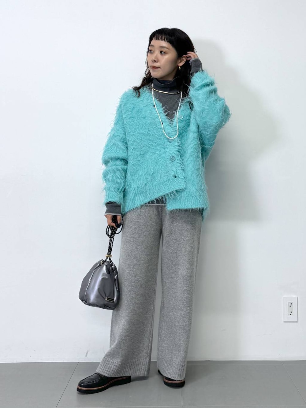 グレー系のその他パンツ、グレー系のニット/セーター、ブルー系のカーディガン/ボレロを着用したレディースの秋コーディネートの1枚目の写真