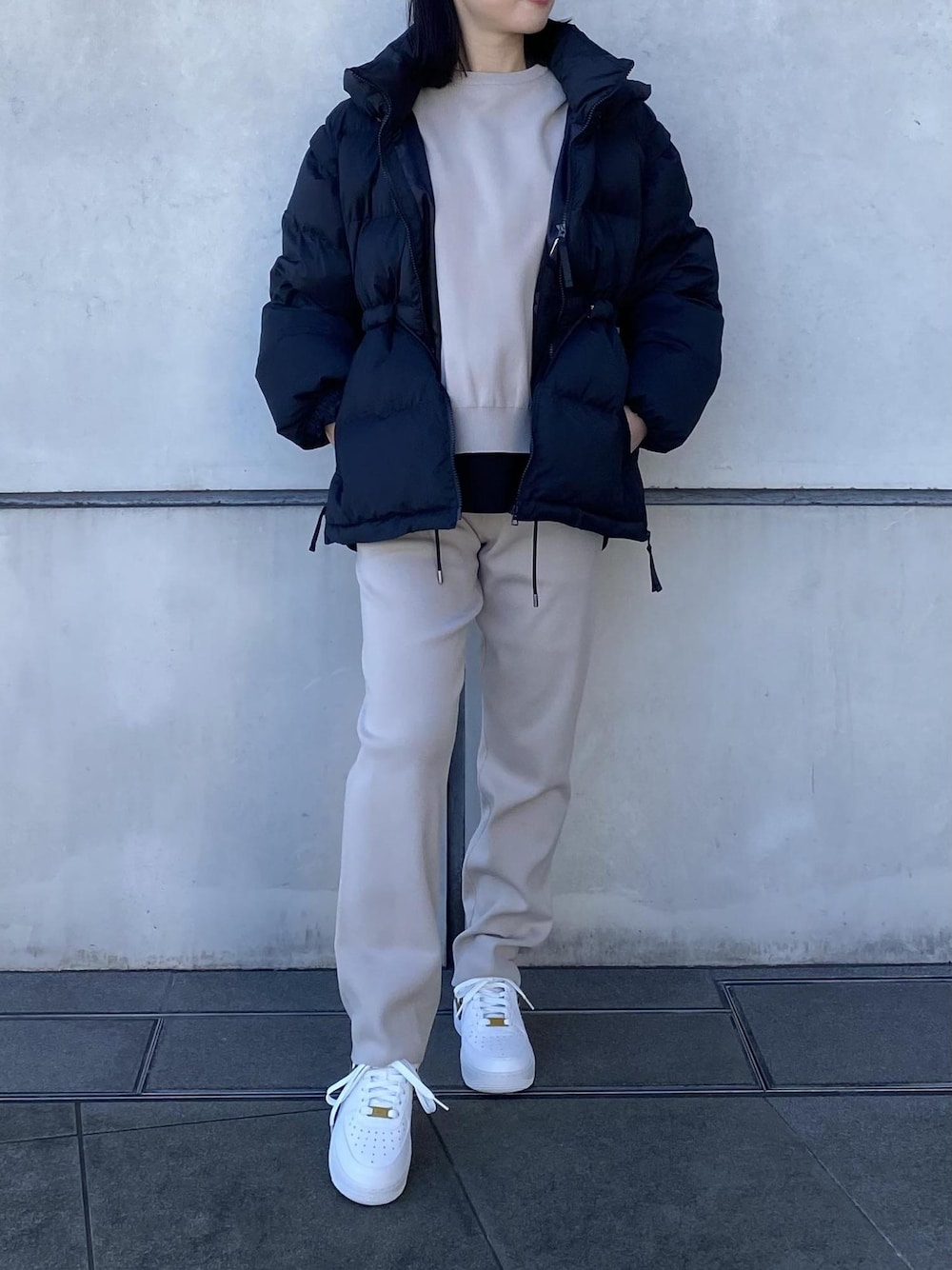 ブラック系のTシャツ/カットソー、ベージュ系のニット/セーター、ベージュ系のその他パンツを着用したレディースの冬コーディネートの1枚目の写真