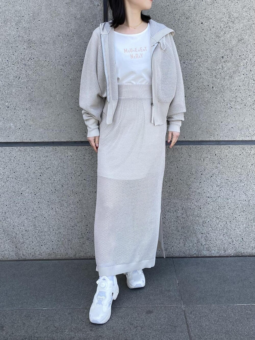 ホワイト系のTシャツ/カットソー、ベージュ系のスニーカーを着用したレディースの冬コーディネートの1枚目の写真