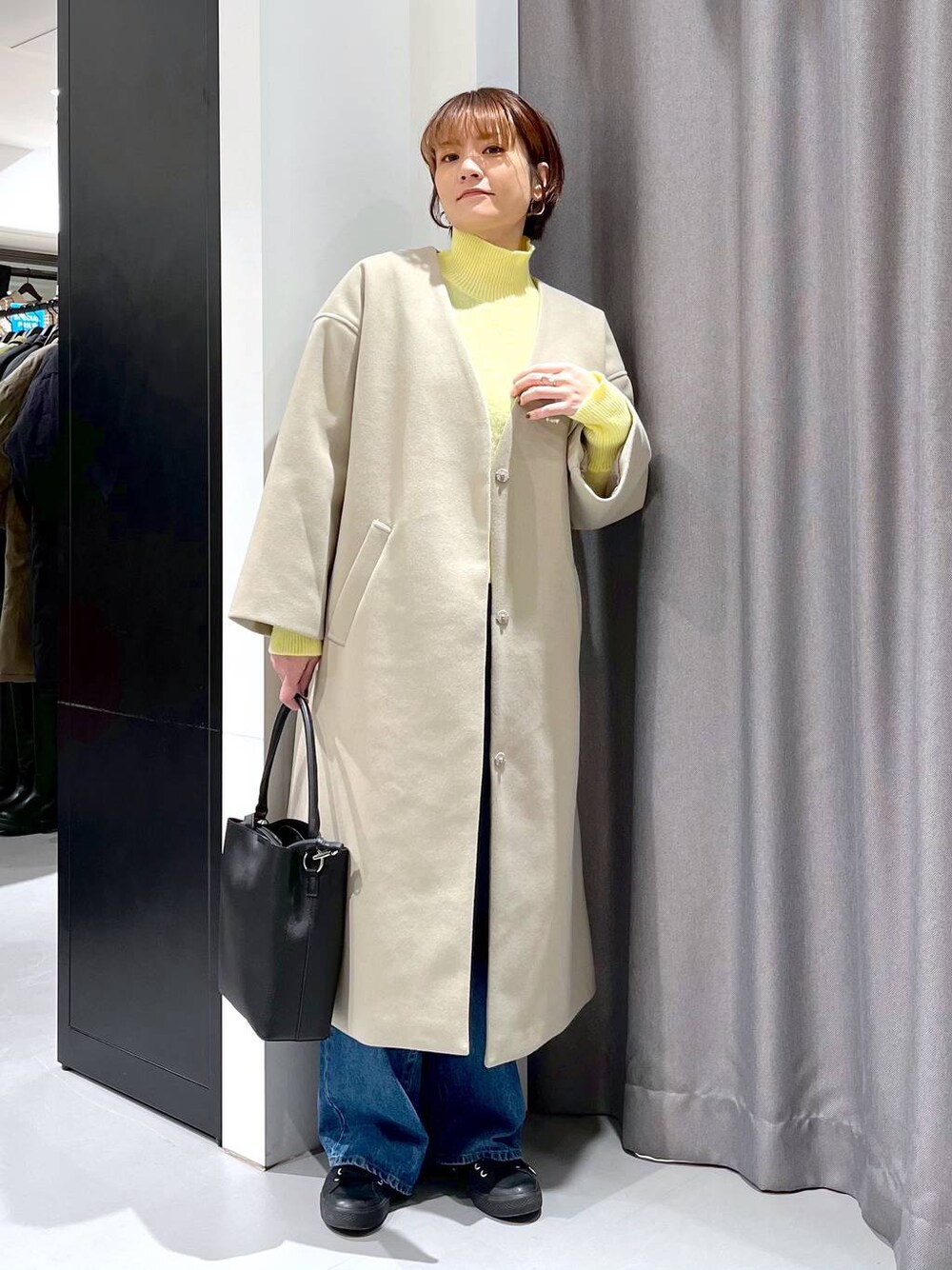「ニット、着痩せ・細見え、体型カバー、カジュアル、休日コーデ、ママコーデ、楽ちんコーデ、ベーシック/シンプル、ショルダーバッグ、LAKOLE、デニムパンツ、コート、ウーリーテック、冬コーデ、ドットエスティセール」｜「LAKOLEのワンハンドル2WAYスクエアバッグ / 177544（トートバッグ、ブラック系）」を使った、yun..さん（レディース・160cm）の冬コーディネートの1枚目の写真