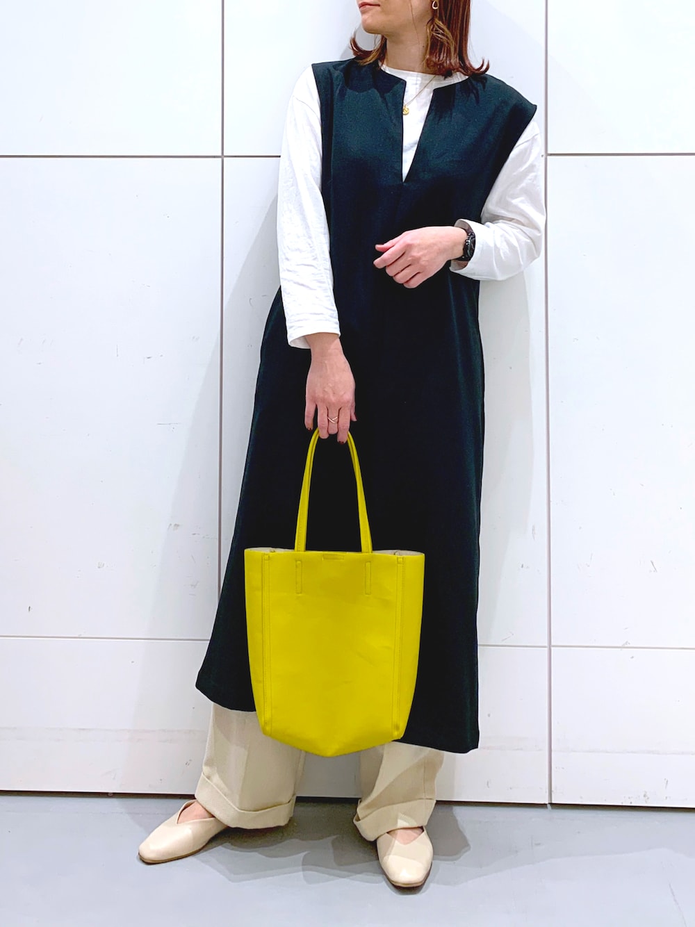 「大人カジュアル、シンプルコーデ、オトナ女子、休日スタイル、春先取り、レイヤードスタイル、ワンピース、ジャンパースカート、パンツスタイル、オトナカジュアル、ママコーデ」｜「LAKOLEのライトツイルサックワンピース / 263446（ワンピース、グレー系）」を使った、yun..さん（レディース・160cm）の冬コーディネートの1枚目の写真