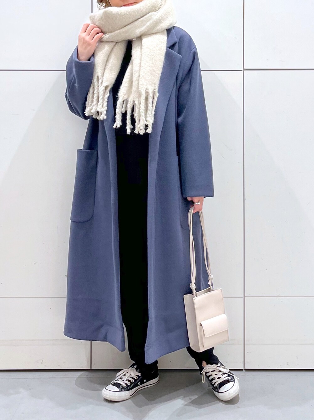「オトナカジュアル、カジュアル、ロングコート、ストール、スニーカー、休日コーデ、ジョガーパンツ、LAKOLE、コンバース、私の推しブランド」｜「LAKOLEのウーリーテックオーバーサイズコート / 281762（チェスターコート、ブルー系）」を使った、yun..さん（レディース・160cm）の冬コーディネートの1枚目の写真