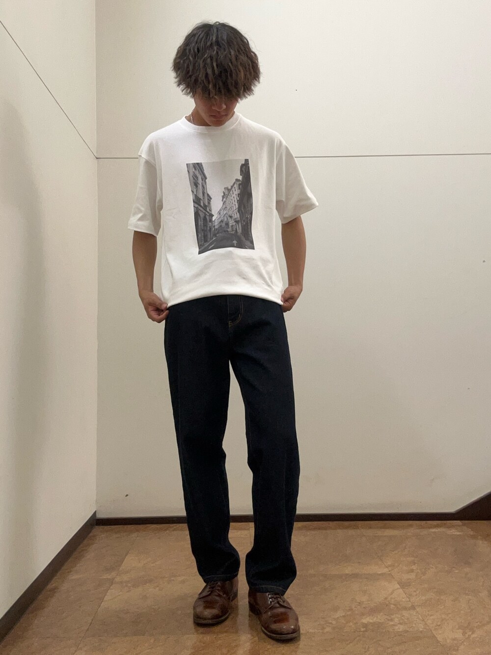 その他のTシャツ/カットソー、ブルー系のデニムパンツを着用したメンズの春コーディネートの1枚目の写真