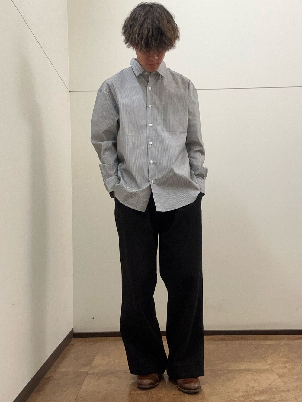 ブラック系のシャツ/ブラウスを着用したメンズの春コーディネートの1枚目の写真