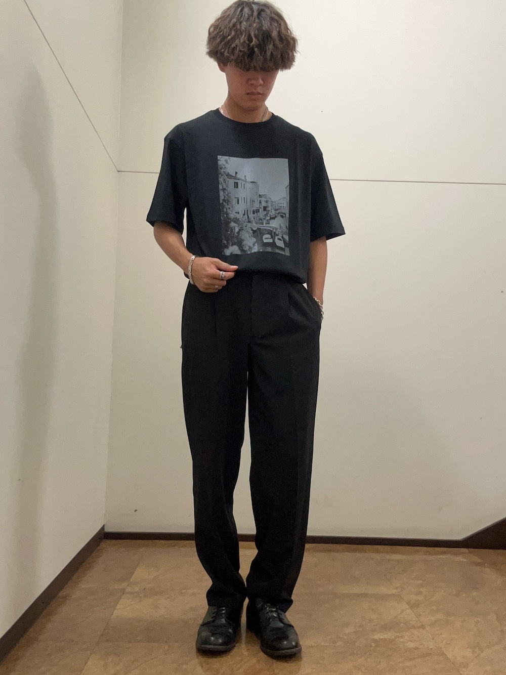 その他のTシャツ/カットソー、ブラック系のスラックスを着用したメンズの夏コーディネートの1枚目の写真