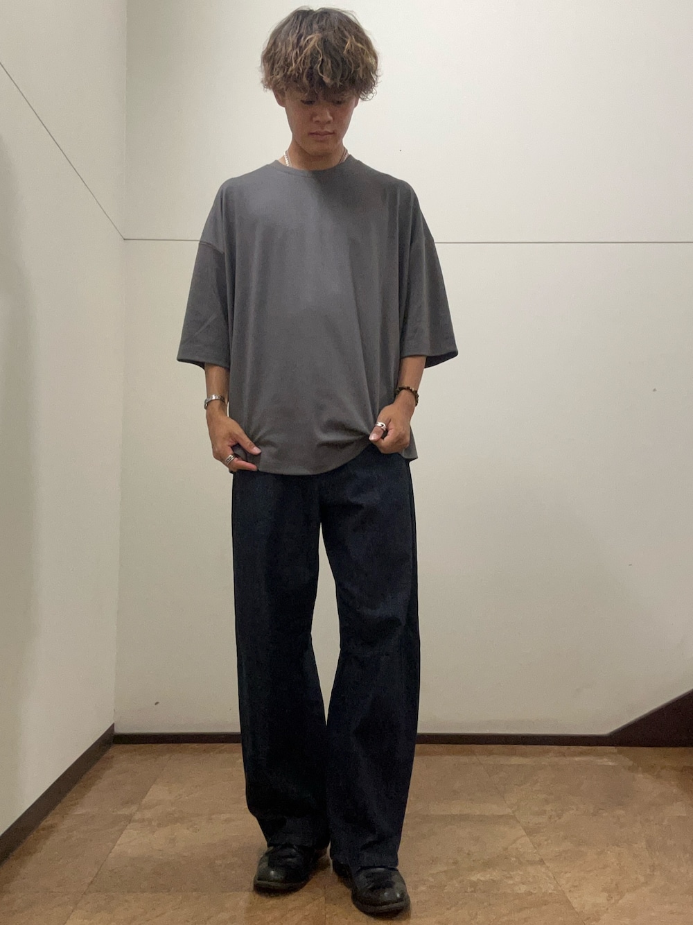 グレー系のTシャツ/カットソー、ブルー系のデニムパンツを着用したメンズの夏コーディネートの1枚目の写真