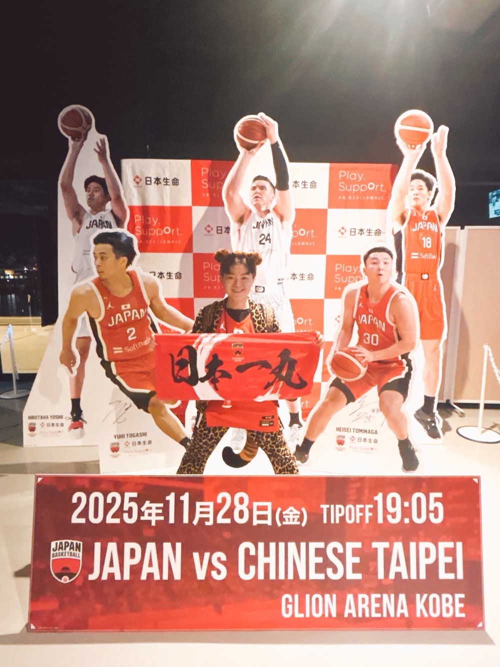 その他のテーラードジャケット、その他のその他パンツ、その他のヘアバンドを着用したレディースの秋コーディネートの1枚目の写真