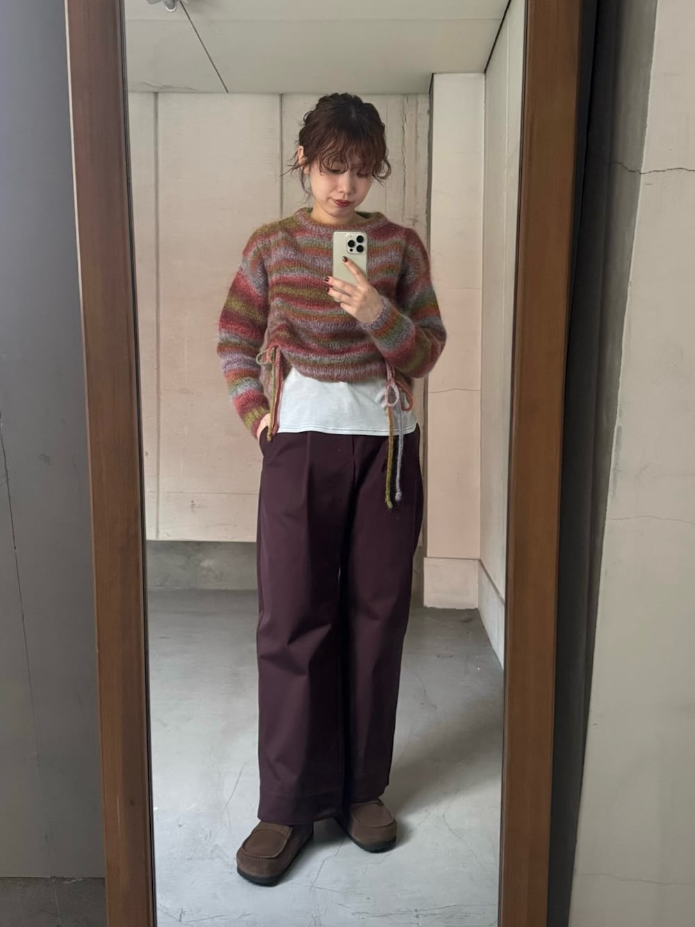 ブルー系のTシャツ/カットソー、イエロー系のニット/セーター、レッド系のその他パンツを着用したレディースの秋コーディネートの1枚目の写真