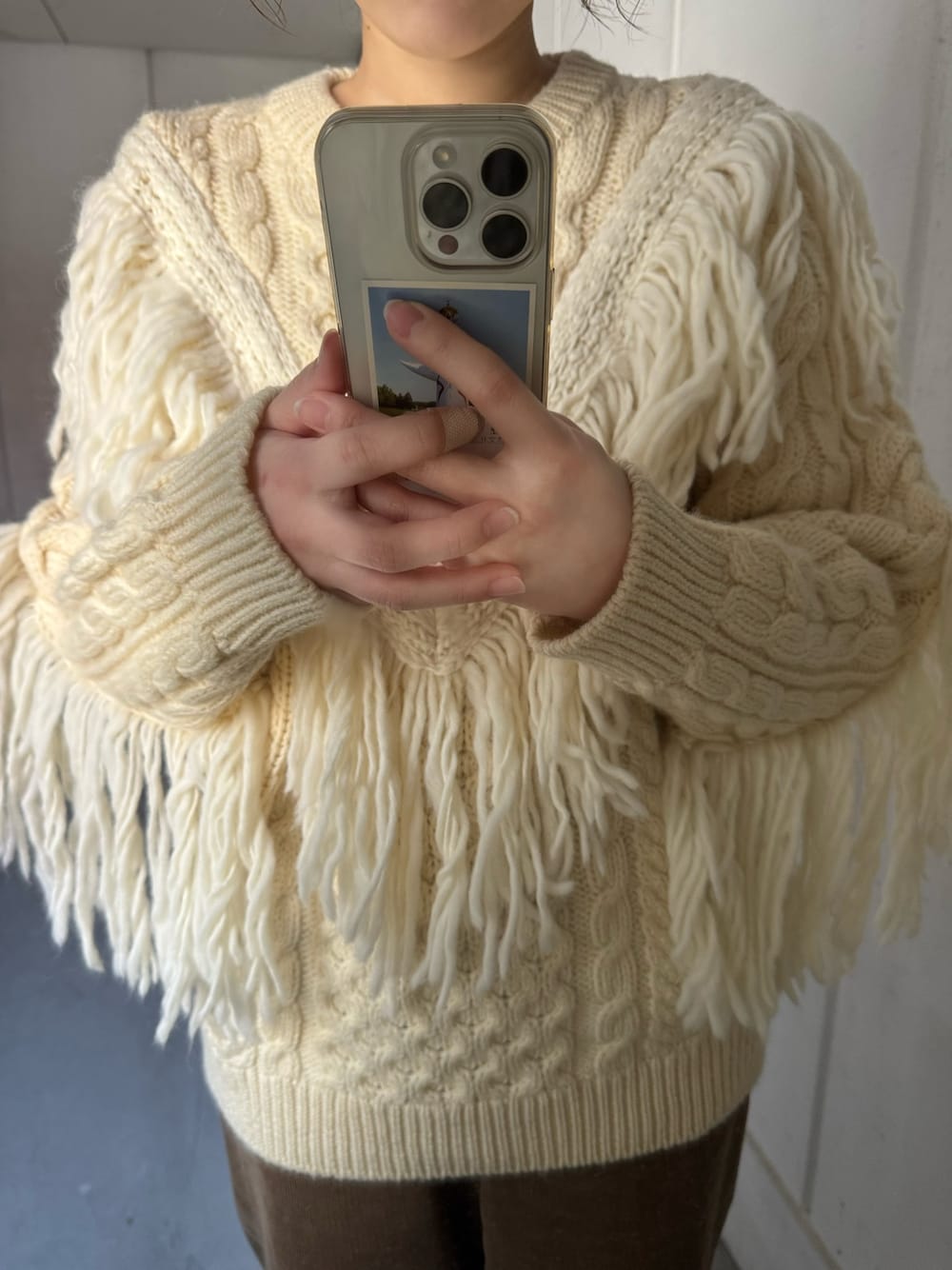 その他のニット/セーター、ブラック系のドレスシューズ、ブラック系のハンドバッグを着用したレディースの秋コーディネートの1枚目の写真