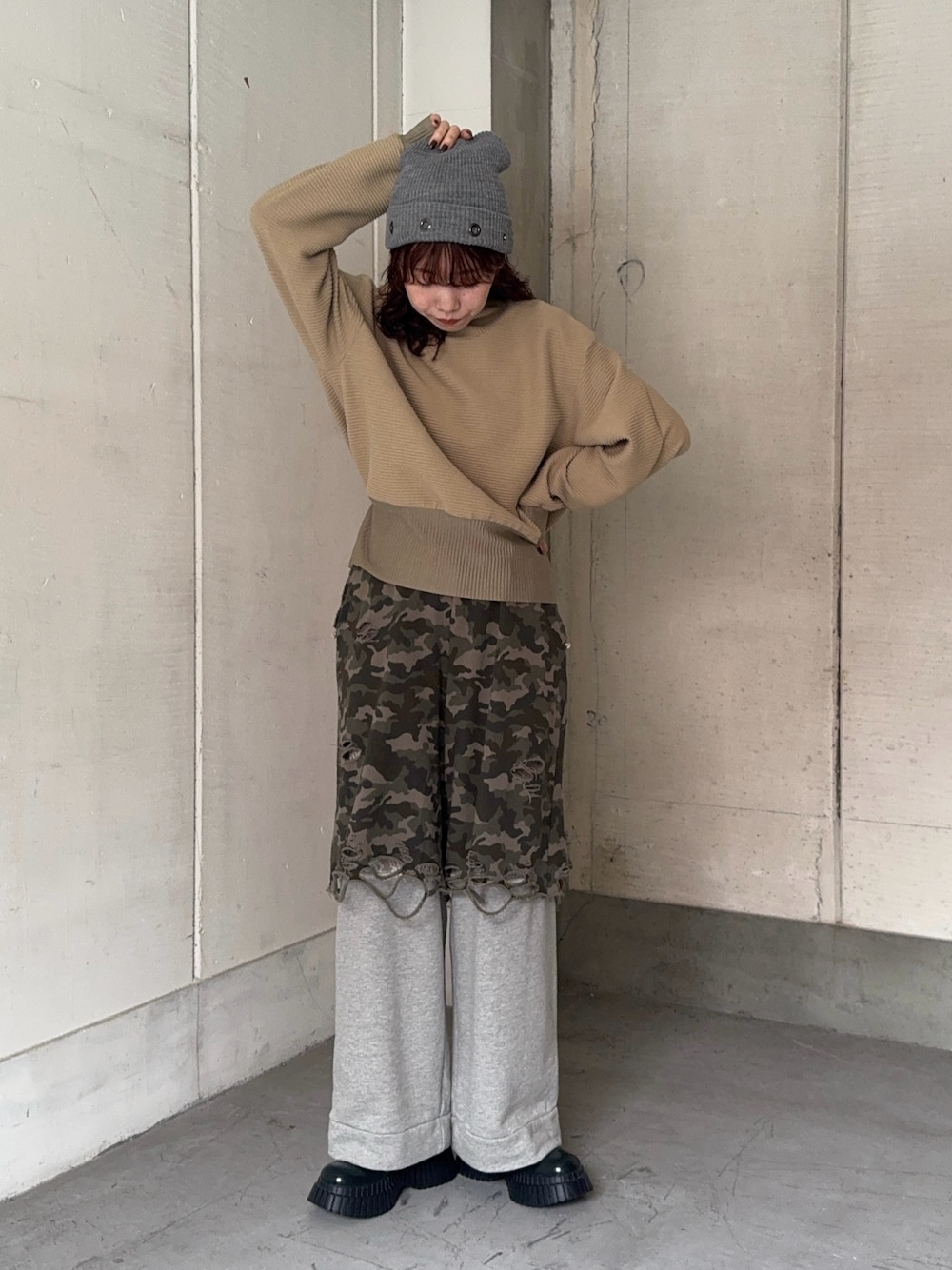 ベージュ系のTシャツ/カットソー、グリーン系のブーツを着用したレディースの秋コーディネートの1枚目の写真