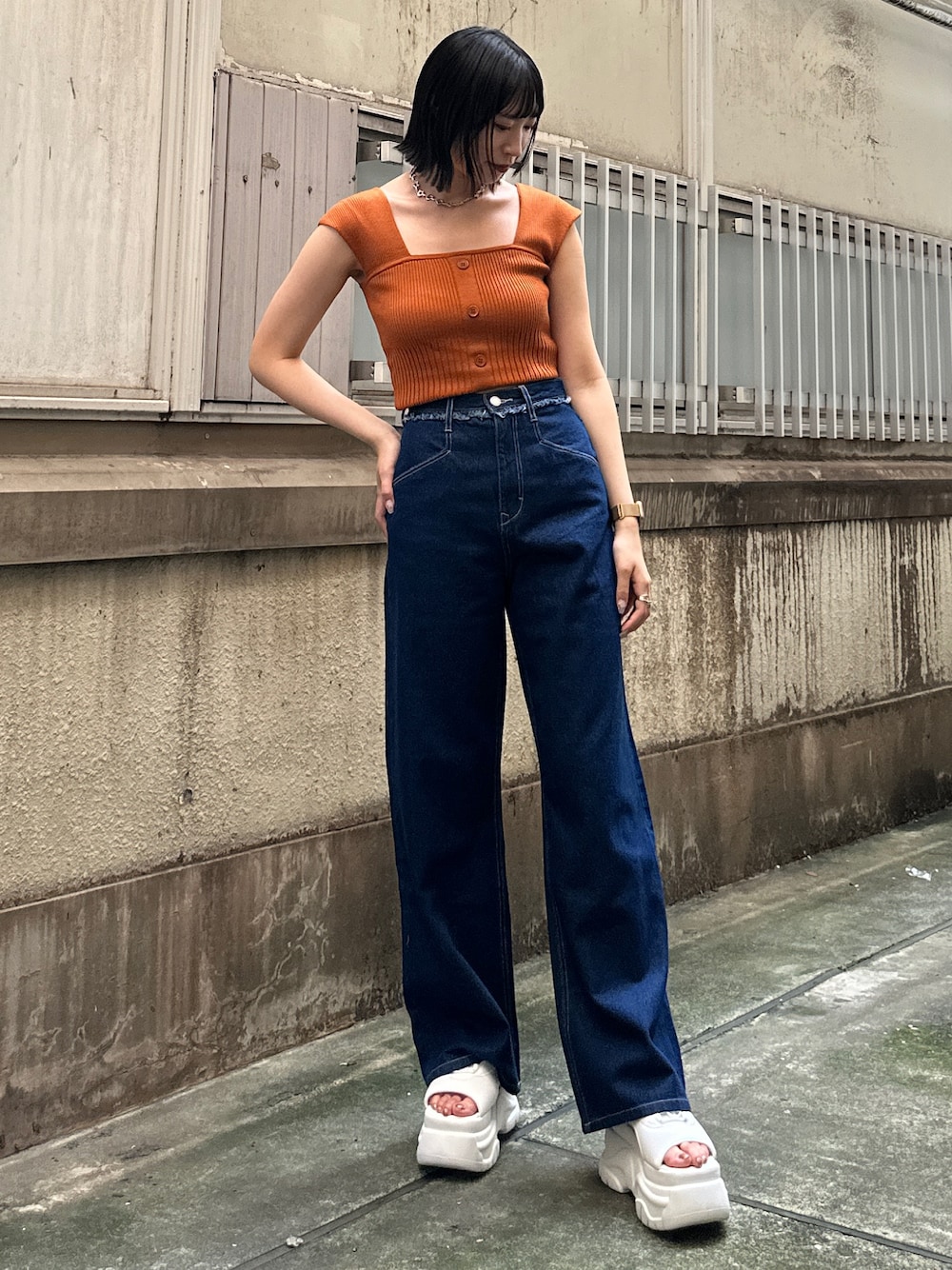 ブルー系のデニムパンツ、ホワイト系のサンダル、ブラウン系のニット/セーターを着用したレディースの夏コーディネートの1枚目の写真