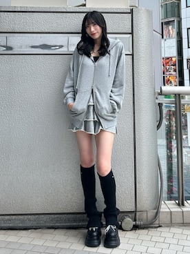 「アイテム（レッグウォーマー）」を使った、伊藤春花さん（レディース・166cm）の秋コーディネート