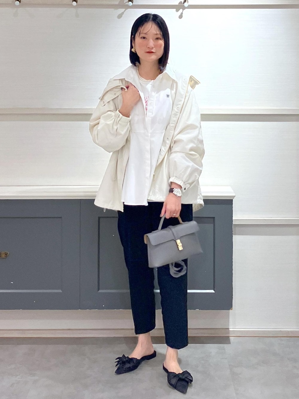 「羽織、春アウター、初春コーデ、春コーデ、お仕事コーデ、お出かけコーデ、大人カジュアル、パンツスタイル、カジュアルコーデ、VIS、ストレート、イエベ秋、混合、高身長、トップス」｜「VISの【新色追加】ひねり金具ワンハンドルミニショルダーバッグ【2WAY（ショルダーバッグ、グレー系）」を使った、mikusonvisさん（レディース・168cm）の春コーディネートの1枚目の写真
