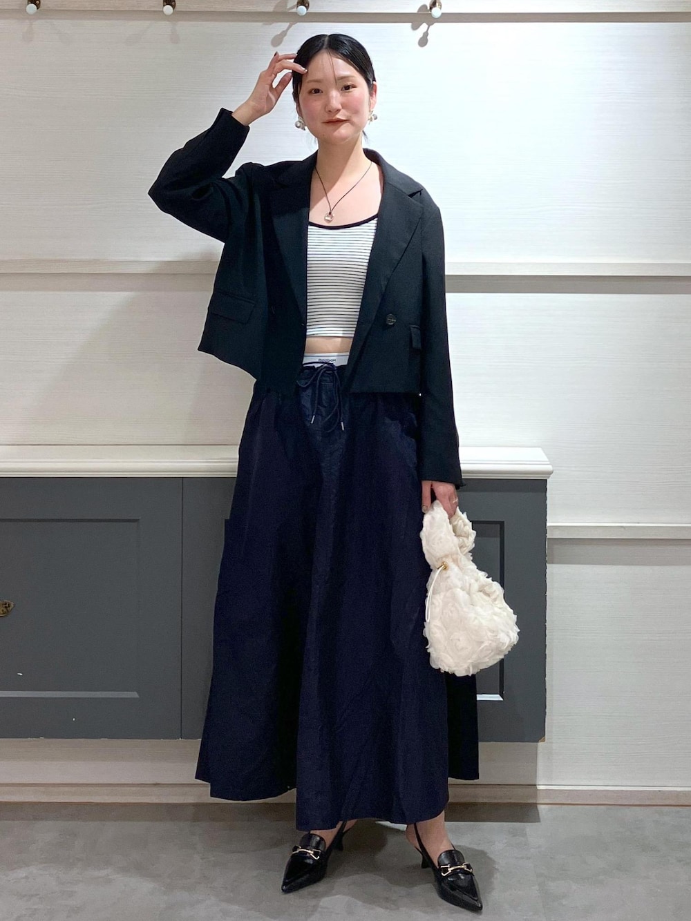 「羽織、春アウター、初春コーデ、春コーデ、デートコーデ、お出かけコーデ、スポーツミックス、大人カジュアル、スカートスタイル、ヘルシーコーデ、きれいめコーデ、VIS、ストレート、イエベ秋、混合」｜「VISの【洗える】ダブルストラップ短丈カップ付きキャミソール（キャミソール、ホワイト系）」を使った、mikusonvisさん（レディース・168cm）の春コーディネートの1枚目の写真