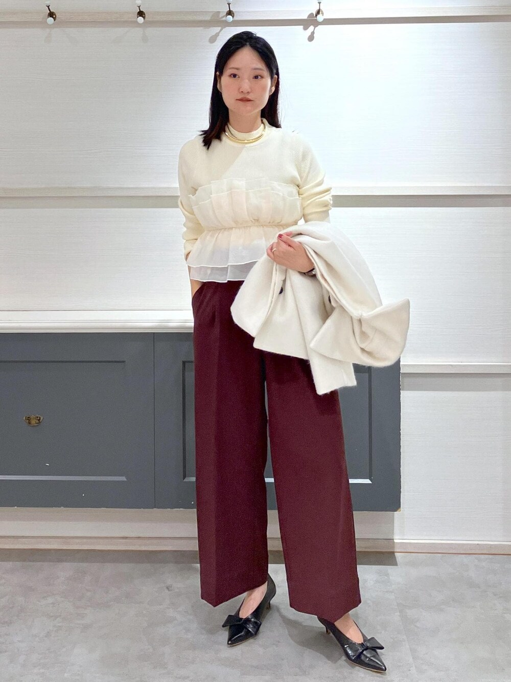 「初冬コーデ、デートコーデ、お出かけコーデ、大人カジュアル、パンツスタイル、きれいめコーデ、VIS、ストレート、イエベ秋、混合、高身長、トップス、ニット/セーター、キャミソール、ジャケット/アウター」｜「Juzeの【ご好評につき追加生産】ビッグリボンパンプス（パンプス、ブラック系）」を使った、mikusonvisさん（レディース・168cm）の秋コーディネートの1枚目の写真