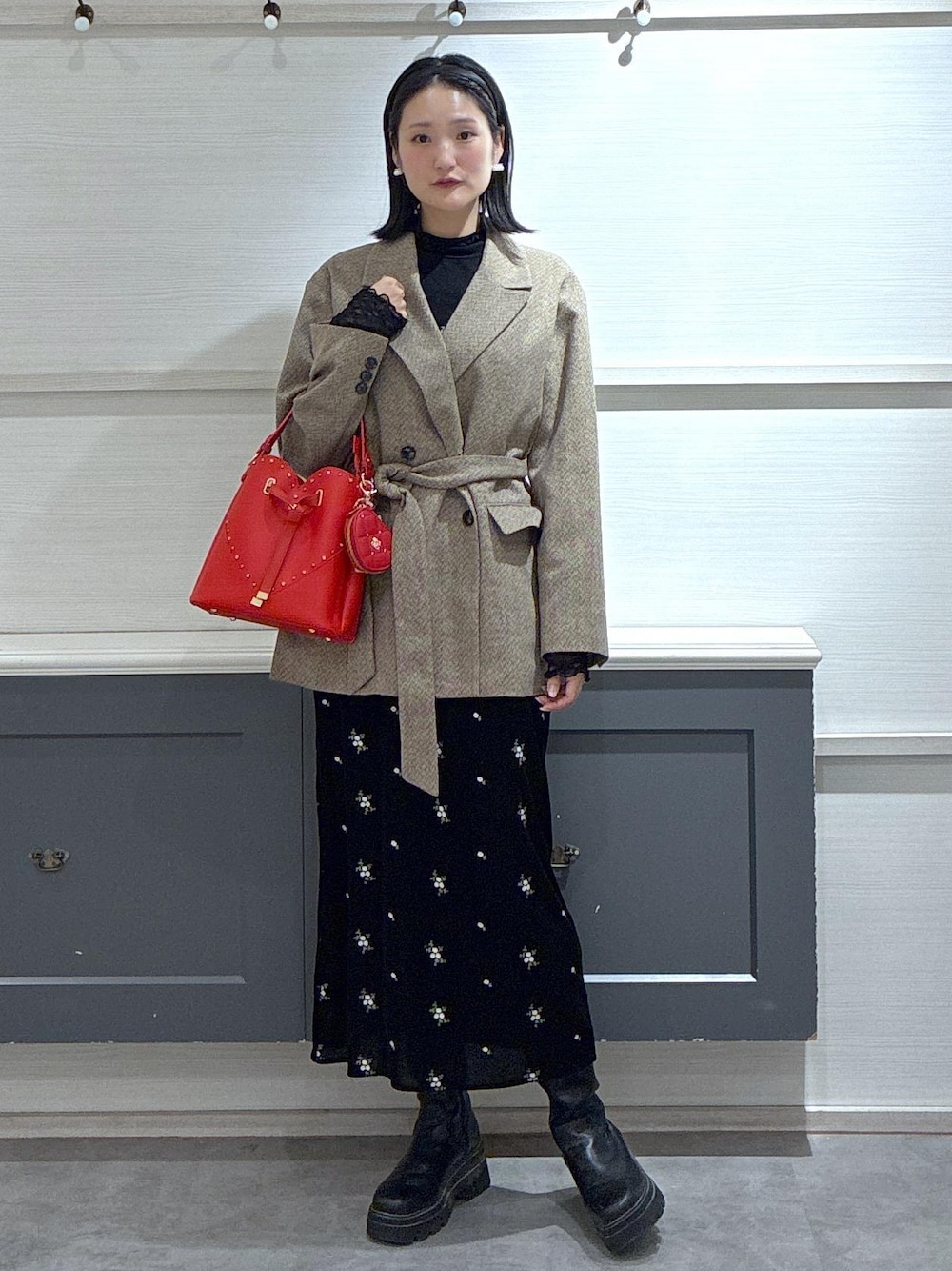 ブラック系のワンピース、ブラック系のTシャツ/カットソー、ベージュ系のテーラードジャケットを着用したレディースの秋コーディネートの1枚目の写真