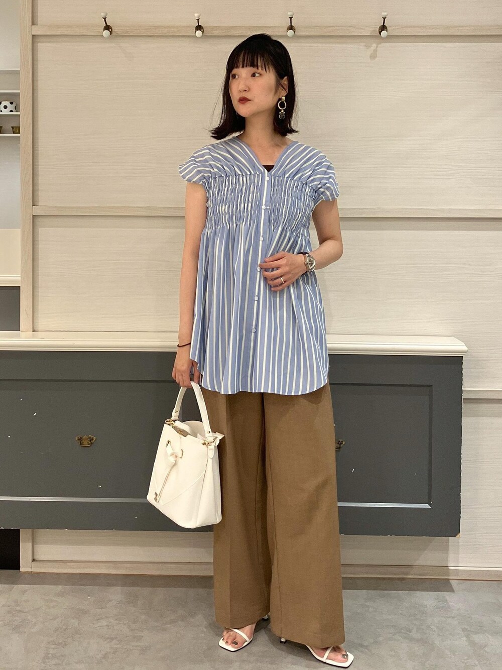 「ワイドパンツ、デザイントップス、羽織、ウォッシャブル、アンサンブル、きれいめカジュアル、プチプラ、ホワイト、ブルー、ブラウス、フレンチスリーブ、ブラウン、十分丈、初夏コーデ、夏コーデ」｜「Juzeのストラップヒールサンダル（サンダル、ホワイト系）」を使った、mikusonvisさん（レディース・168cm）の夏コーディネートの1枚目の写真