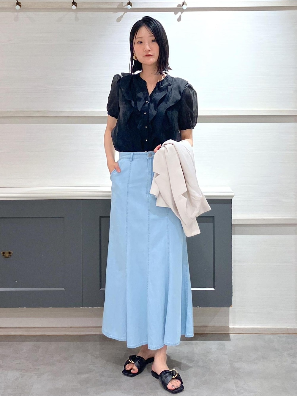「羽織、初夏コーデ、夏コーデ、VIS、ストレート、イエベ秋、混合、高身長、トップス、シャツ/ブラウス、ジャケット/アウター、テーラードジャケット、スカート、デニムスカート、バッグ」｜「VISの【新色追加】【美easy】リネンライクリラックスジャケット【接触冷感/洗える】【セットアップ対応】（テーラードジャケット、ホワイト系）」を使った、mikusonvisさん（レディース・168cm）の春コーディネートの1枚目の写真