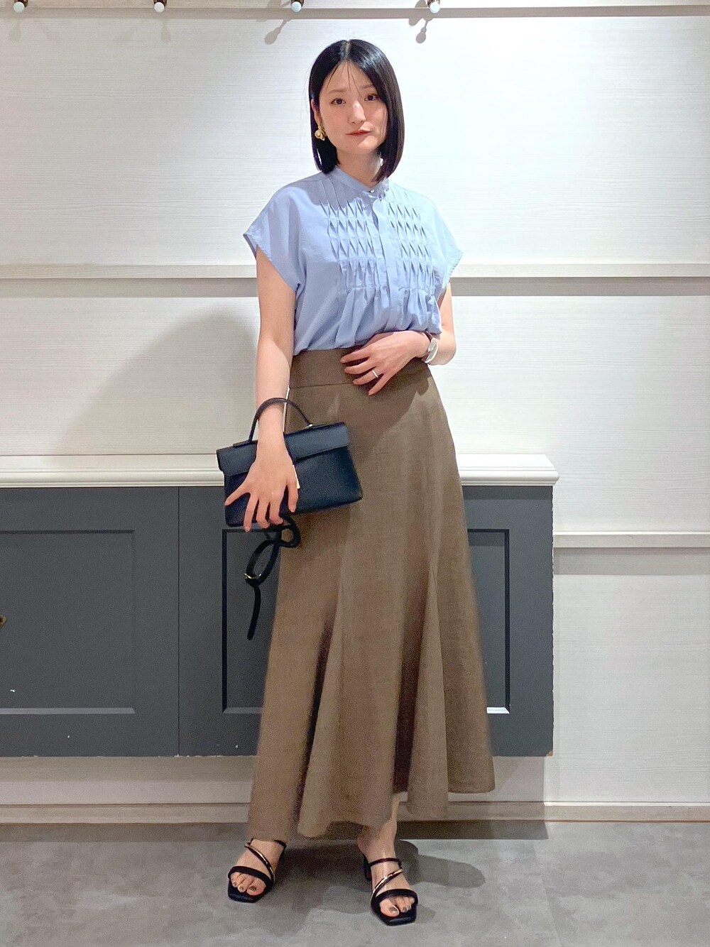 「羽織、初夏コーデ、夏コーデ、お仕事コーデ、授業参観日コーデ、デートコーデ、お出かけコーデ、女子会コーデ、大人カジュアル、スカートスタイル、シンプルコーデ、きれいめコーデ、VIS、ストレート、イエベ秋」｜「VISの【2WAY】ひねり金具ワンハンドルミニショルダーバッグ（ショルダーバッグ、ブラック系）」を使った、mikusonvisさん（レディース・168cm）の春コーディネートの1枚目の写真