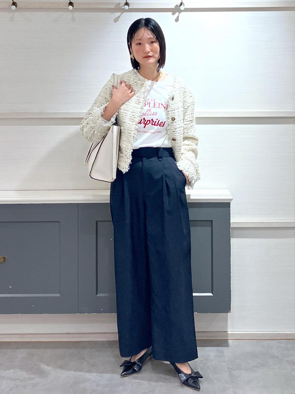 「春アウター、アウター、セレモニー、初春コーデ、春コーデ、セレモニーコーデ、卒業式コーデ、卒園式コーデ、授業参観日コーデ、入学式コーデ、入園式コーデ、お出かけコーデ、大人カジュアル、パンツスタイル、体型カバー」｜「Juzeの【ご好評につき追加生産】ビッグリボンパンプス（パンプス、ブラック系）」を使った、mikusonvisさん（レディース・168cm）の春コーディネートの1枚目の写真