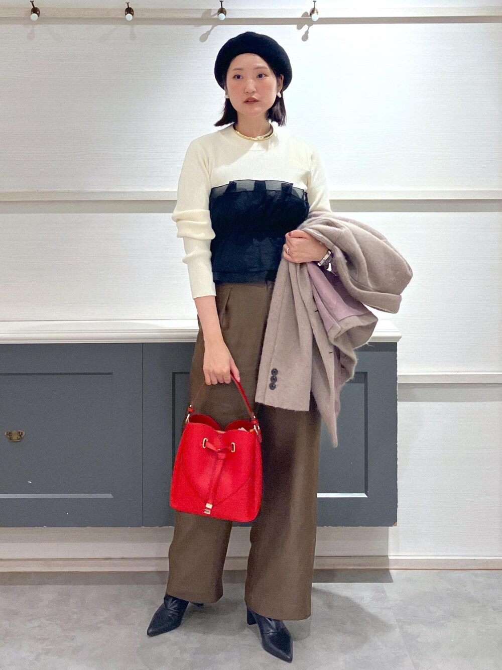 「ビスチェ、ベレー帽、アウター、初冬コーデ、冬コーデ、お出かけコーデ、大人カジュアル、パンツスタイル、きれいめコーデ、VIS、ストレート、イエベ秋、混合、高身長、トップス」｜「Juzeのワイドロングブーツ（ブーツ、ブラック系）」を使った、mikusonvisさん（レディース・168cm）の冬コーディネートの1枚目の写真