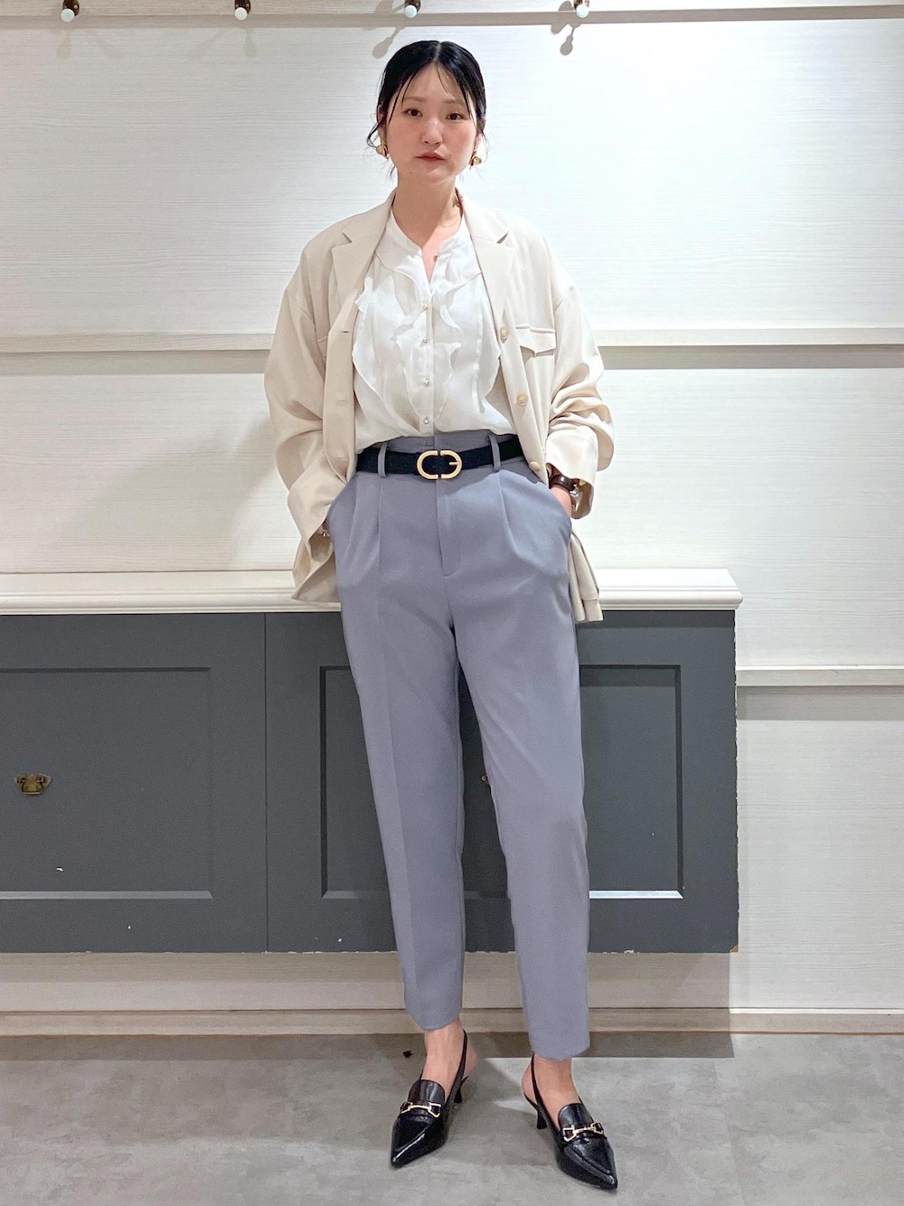 「春アウター、羽織、初春コーデ、春コーデ、お仕事コーデ、セレモニーコーデ、デートコーデ、お出かけコーデ、女子会コーデ、大人カジュアル、パンツスタイル、体型カバー、ワントーンコーデ、きれいめコーデ、VIS」｜「VISの28mm幅ダブルDバックルベルト（ベルト、ブラック系）」を使った、mikusonvisさん（レディース・168cm）の春コーディネートの1枚目の写真