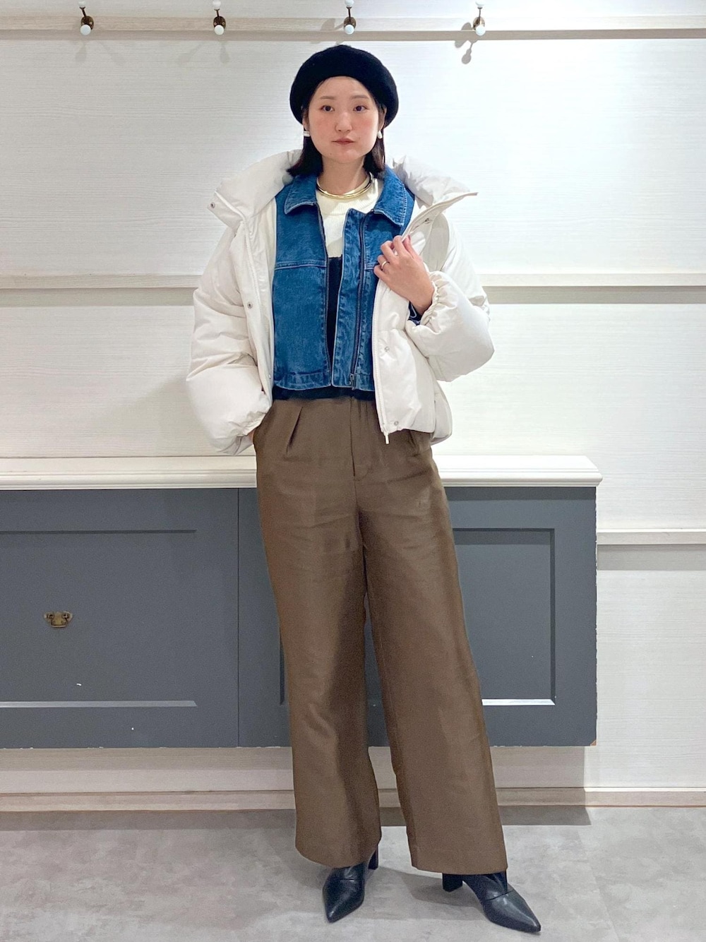 「初冬コーデ、冬コーデ、お出かけコーデ、大人カジュアル、レイヤード、パンツスタイル、体型カバー、カジュアルコーデ、コラボアイテム、VIS、ストレート、イエベ秋、混合、高身長、トップス」｜「CIMARRONの【CIMARRON】VIS別注ショートフレアデニムジャケット（デニムジャケット、ブルー系）」を使った、mikusonvisさん（レディース・168cm）の冬コーディネートの1枚目の写真