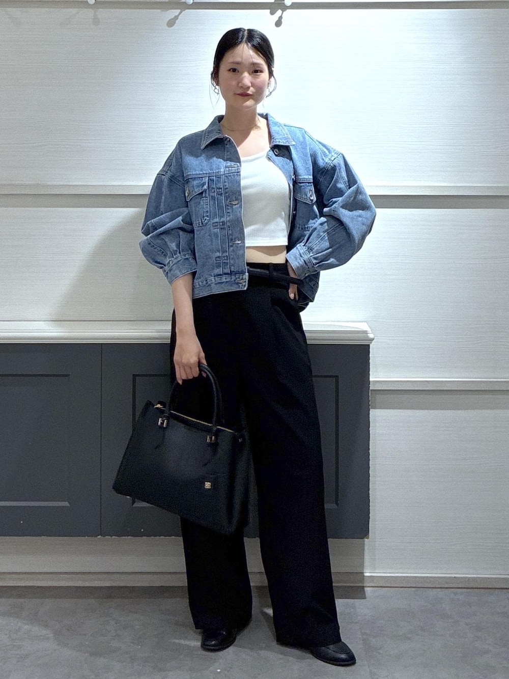 ブラック系のローファー、ホワイト系のキャミソール、ブルー系のデニムジャケットを着用したレディースの春コーディネートの1枚目の写真