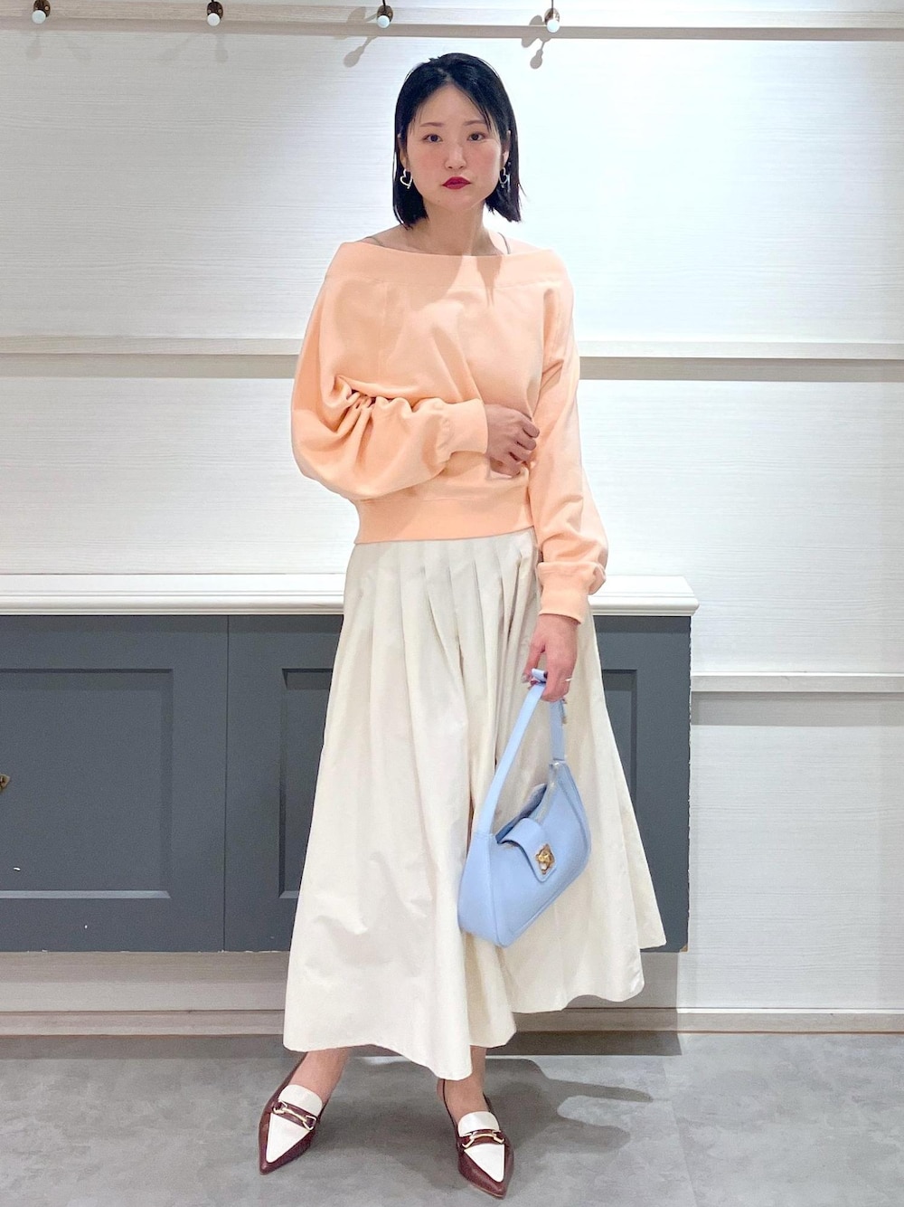 「初春コーデ、春コーデ、デートコーデ、お出かけコーデ、女子会コーデ、大人カジュアル、スカートスタイル、体型カバー、シンプルコーデ、VIS、ストレート、イエベ秋、混合、高身長、トップス」｜「VISの【洗える】カップ付きアシンメトリーキャミソール（キャミソール、ベージュ系）」を使った、mikusonvisさん（レディース・168cm）の春コーディネートの1枚目の写真