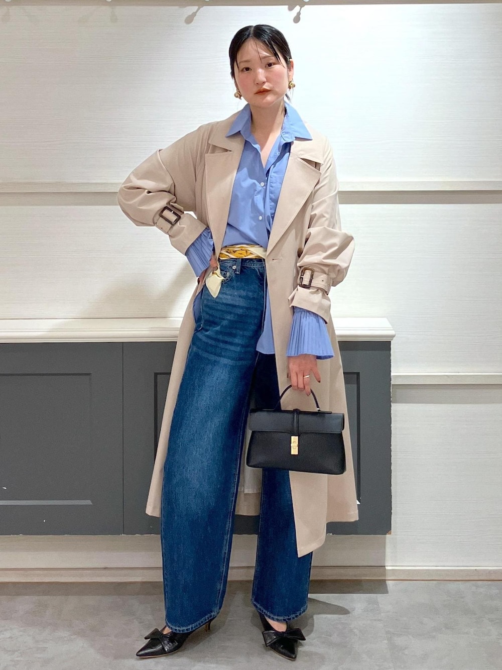 「羽織、初春コーデ、春コーデ、VIS、ストレート、イエベ秋、混合、高身長、トップス、シャツ/ブラウス、ジャケット/アウター、トレンチコート、パンツ、デニムパンツ、バッグ」｜「Juzeの【ご好評につき追加生産】ビッグリボンパンプス（パンプス、ブラック系）」を使った、mikusonvisさん（レディース・168cm）の春コーディネートの1枚目の写真
