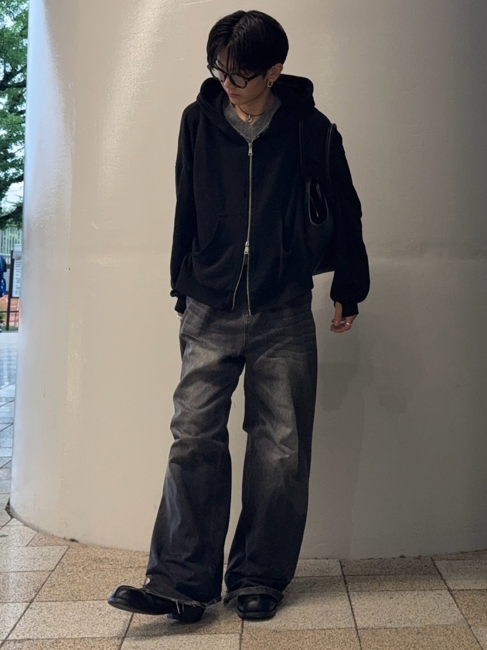 「雨の日コーデ、パーカー、デニム、ブーツ、革靴、ブラック、モノトーン、めがね、サングラス、カジュアル、きれいめカジュアル、ストリート、春コーデ、今日のコーデ、レイヤードスタイル」｜「SINSSのDouble zip hoodie / ダブルジップフーディ（パーカー、ブラック系）」を使った、waki_0924さん（骨格ナチュラル・メンズ・171cm）の夏コーディネートの1枚目の写真