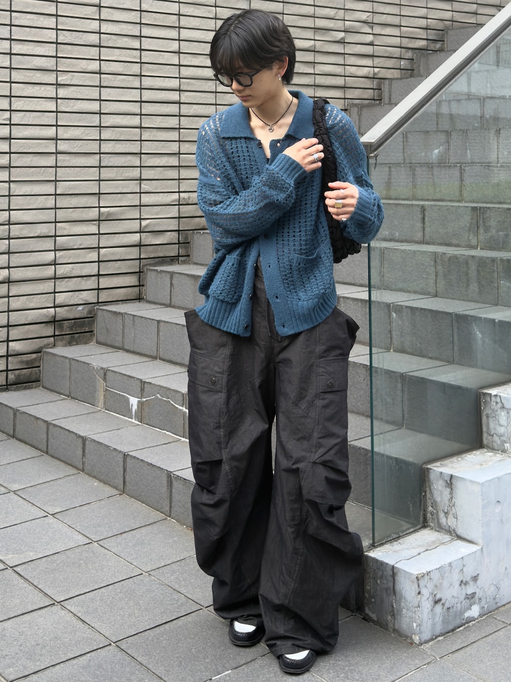 「春めき満開コーデ、シアートップス、メッシュ、ポロシャツ、ワイドパンツ、ローファー、革靴、ショルダーバッグ、キルティング、ブルー、ブラック、きれいめカジュアル、カジュアル、春コーデ、今日のコーデ」｜「SUBLATIONSのGARMENT DYED BANANA CUTTING PANTS（その他パンツ、ブラック系）」を使った、waki_0924さん（骨格ナチュラル・メンズ・171cm）の春コーディネートの1枚目の写真