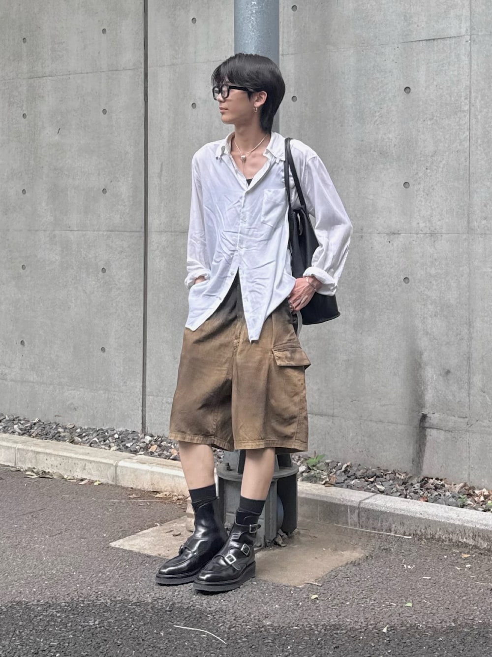 「差別化、モード、ストリート、きれいめカジュアル、キレイめ、めがね、ハーフパンツ、デニム、シャツスタイル、シンプルコーデ、ブーツ、春コーデ、夏コーデ、夏ファッション、夏ルックで気分アップ」｜「CALMANTHOLOGYのアイテム（ブーツ、ブラック系）」を使った、waki_0924さん（骨格ナチュラル・メンズ・171cm）の夏コーディネートの1枚目の写真