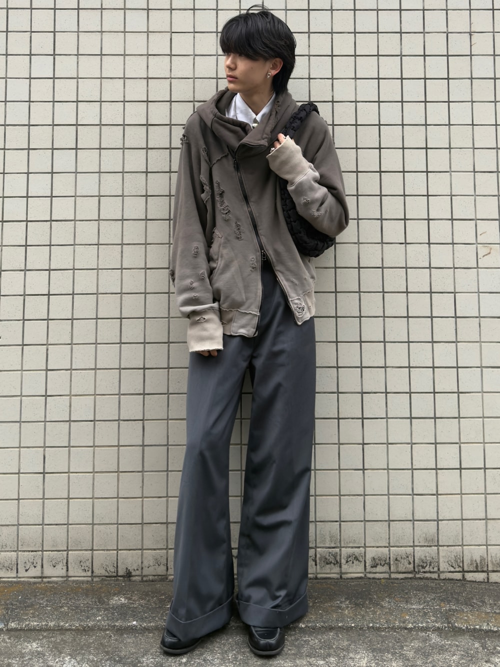 「春めき満開コーデ、ローファー、革靴、パーカー、春コーデ、スラックス、ブラウン、グレー、きれいめカジュアル、カジュアル、今日のコーデ、大人カジュアル、シャツスタイル、レイヤードスタイル、休日コーデ」｜「Camphor woodの２tuck wide baggy slacks / ２タックワイドバギーフレアスラックス（スラックス、グレー系）」を使った、waki_0924さん（骨格ナチュラル・メンズ・171cm）の春コーディネートの1枚目の写真