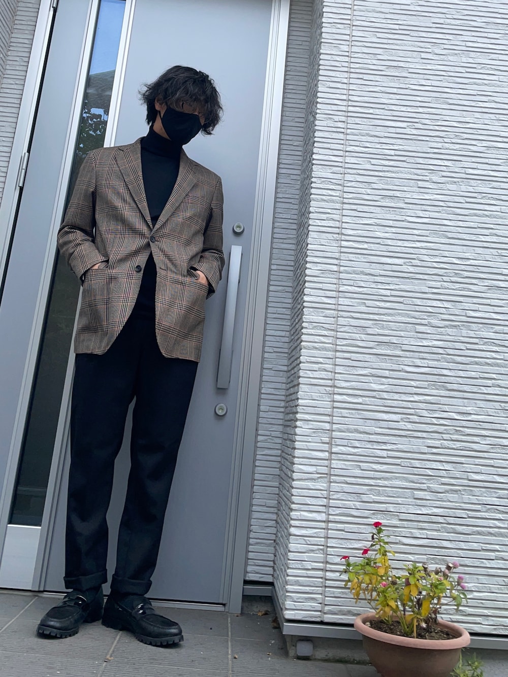 「オトナカジュアル、ジャケット、ジャケットスタイル、ジャケットコーデ、タートルネック、タートルネックニット、チェックジャケット、スラックス、ローファー、ブラウン系」｜「LANVIN collectionのアイテム（テーラードジャケット、ブラウン系）」を使った、androidtanakaさん（メンズ・169cm）の秋コーディネートの1枚目の写真