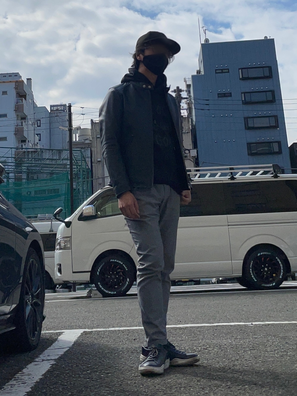「レザージャケット、ライダースジャケット、シングルライダース、ライダース×パーカー、パーカー、黒パーカー、グレーパンツ、オトナカジュアル」｜「LANVIN en Bleuのアイテム（スニーカー、ブルー系）」を使った、androidtanakaさん（メンズ・169cm）の春コーディネートの1枚目の写真