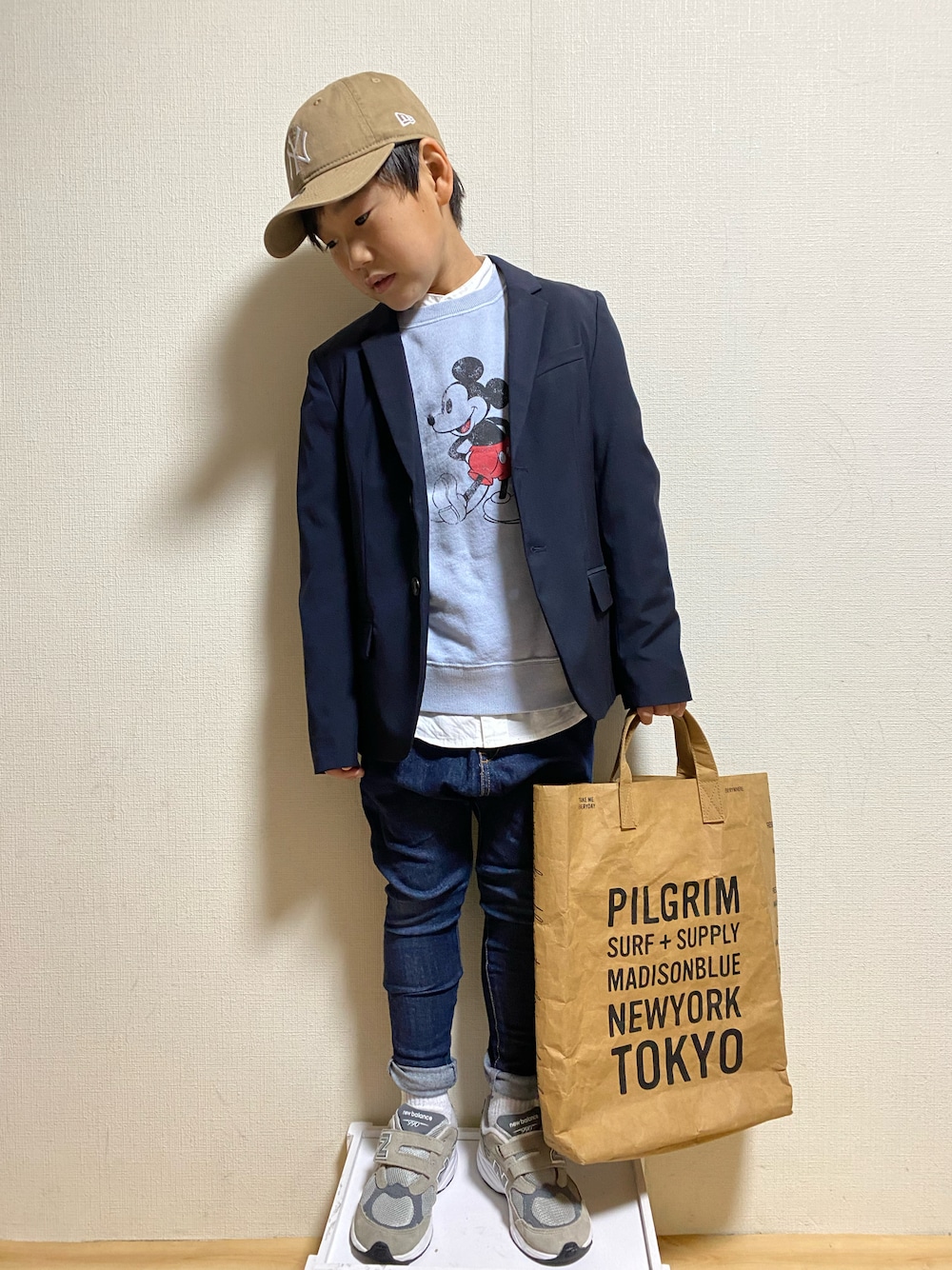 ブルー系のスウェット、ブルー系のテーラードジャケット、ブラウン系のトートバッグを着用したキッズの春コーディネートの1枚目の写真