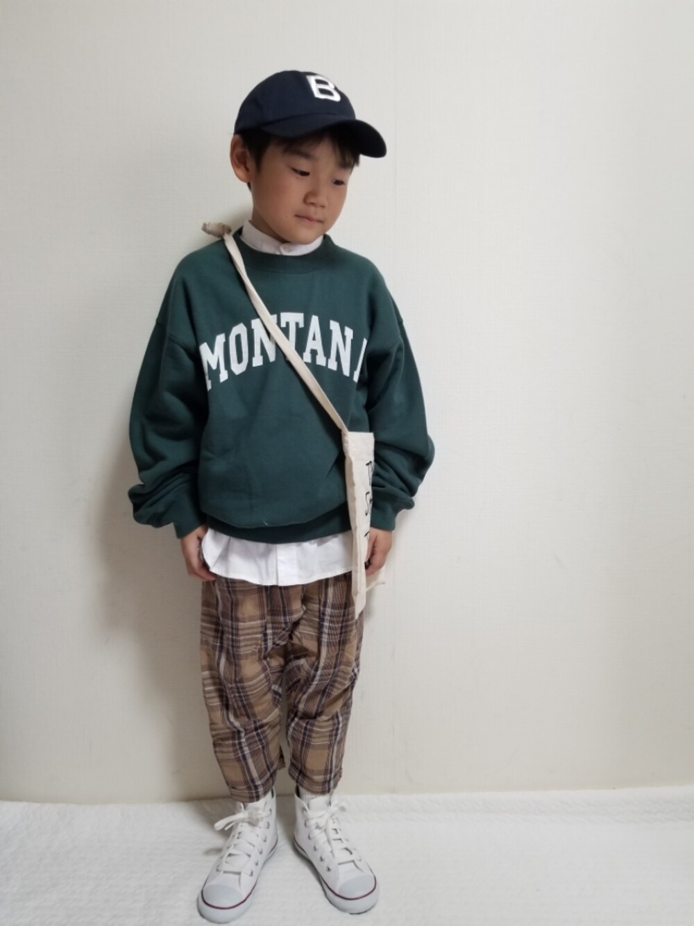「白スニーカー、キャップ、ロゴスウェット、スウェット、グリーン、ビッグシルエット、レイヤードスタイル、チェック、プチプラ、ショルダーバッグ、サコッシュ、ハイカットスニーカー、markey's、カジュアルコーデ、秋服準備はじめました」｜「LOWRYS FARMのツイルシシュウＣＡＰ　959856（キャップ、ブルー系）」を使った、moon☺︎さん（キッズ・120cm）の秋コーディネートの1枚目の写真