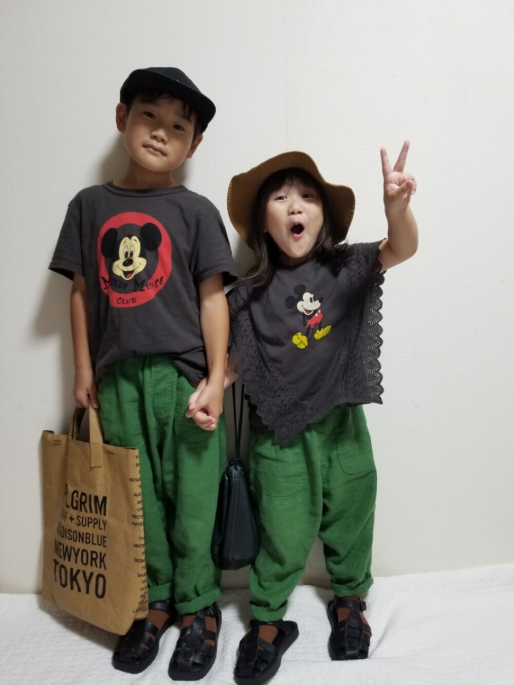 「カラパンフェス、カジュアルコーデ、休日スタイル、キャップ、カラーパンツ、グリーン、リネン、タックイン、プリントT、グルカサンダル、トートバッグ、ブラウン、リンクコーデ、秋トレンド2021、markey's」｜「agnes b.のGL11 E CASQUETTE　ロゴキャップ（キャップ、ブラック系）」を使った、moon☺︎さん（キッズ・120cm）の夏コーディネートの1枚目の写真