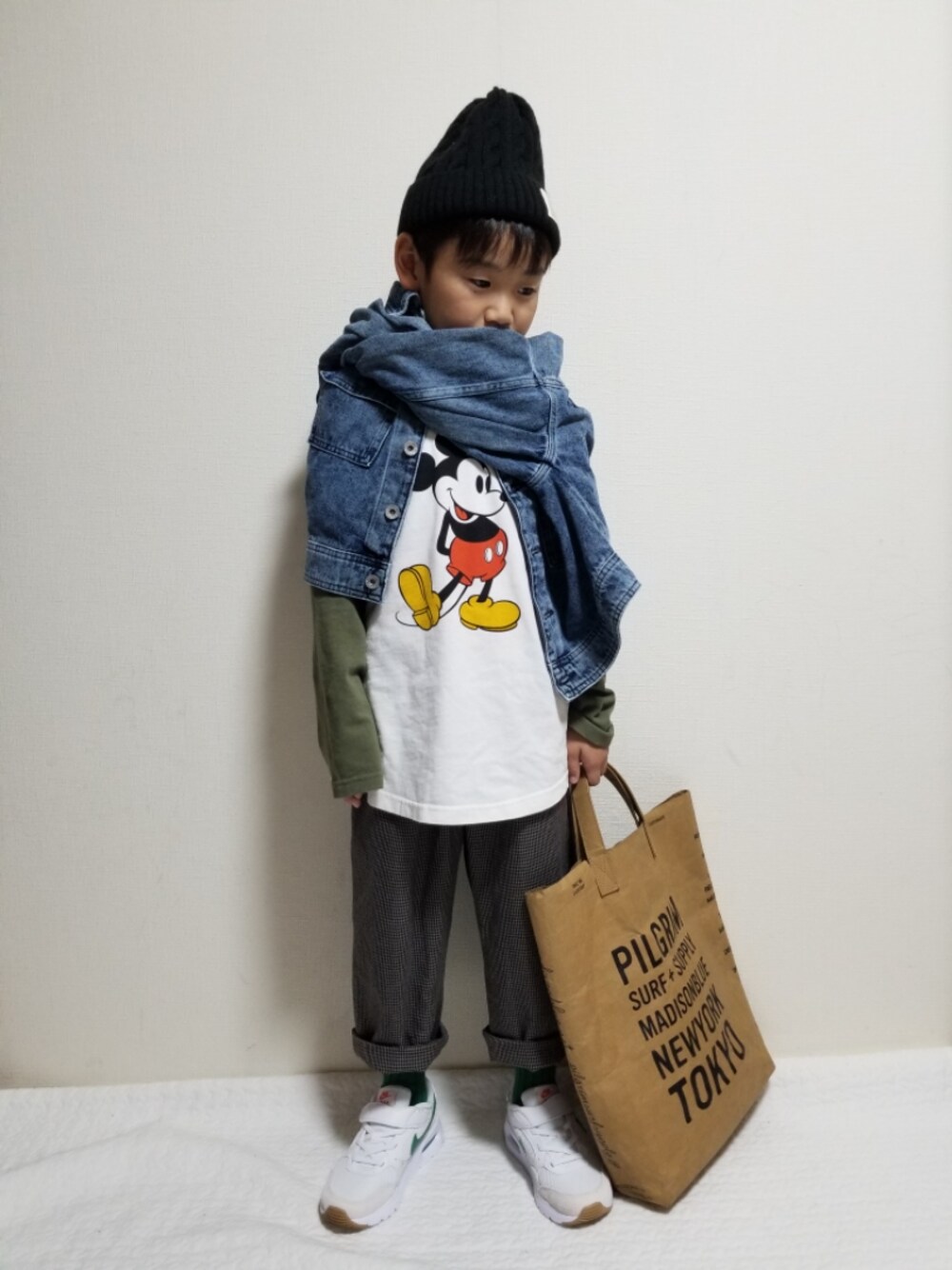 「ニット帽、秋トレンド2021、秋服準備はじめました、デニムジャケット、チェック、ガンクラブチェック、エアマックス、NIKE、グリーン、カジュアルコーデ、プリントT、ラグランTシャツ、トートバッグ、ロンT、markey's」｜「西松屋のアイテム（ニットキャップ/ビーニー、ブラック系）」を使った、moon☺︎さん（キッズ・120cm）の秋コーディネートの1枚目の写真