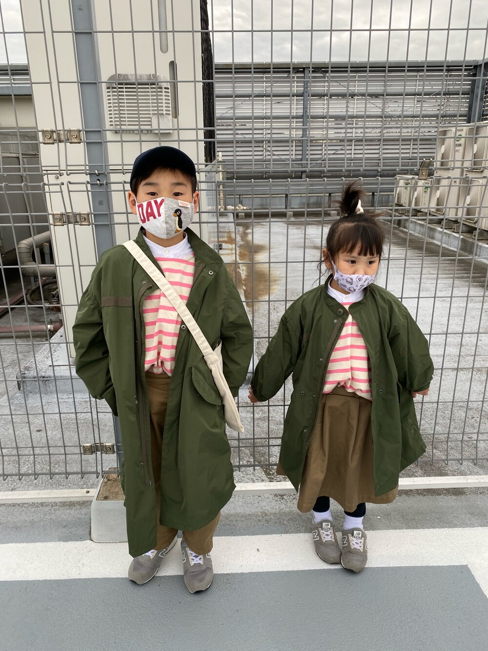 ピンク系のTシャツ/カットソー、グリーン系のモッズコート、グリーン系のモッズコートを着用したキッズの春コーディネートの1枚目の写真