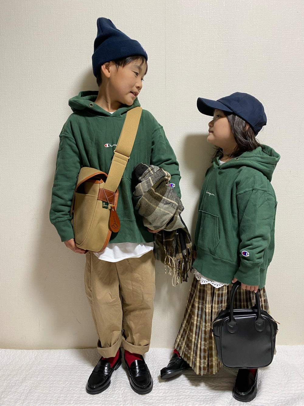 「グリーン、ニット帽、チノパン、ショルダーバッグ、キャップ、パーカー、ローファー、UNIQLO、レイヤードスタイル、Champion、プリーツスカート、きれいめカジュアル、カジュアルコーデ、リンクコーデ、チェック柄に恋してる」｜「NEW ERAのニューエラ キッズ ニット帽 MLB（ニットキャップ/ビーニー、ブルー系）」を使った、moon☺︎さん（キッズ・123cm）の秋コーディネートの1枚目の写真