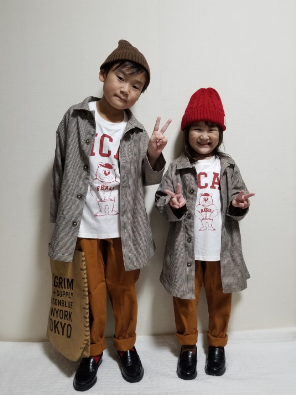 「ラブアンドピース2021、秋服準備はじめました、リンクコーデ、きれいめカジュアル、カジュアルコーデ、ニット帽、チェック、ステンカラーコート、プリントT、プチプラ、カラーパンツ、markey's、ローファー、トートバッグ、秋コーデ」｜「西松屋のアイテム（ニットキャップ/ビーニー、レッド系）」を使った、moon☺︎さん（キッズ・120cm）の秋コーディネートの1枚目の写真
